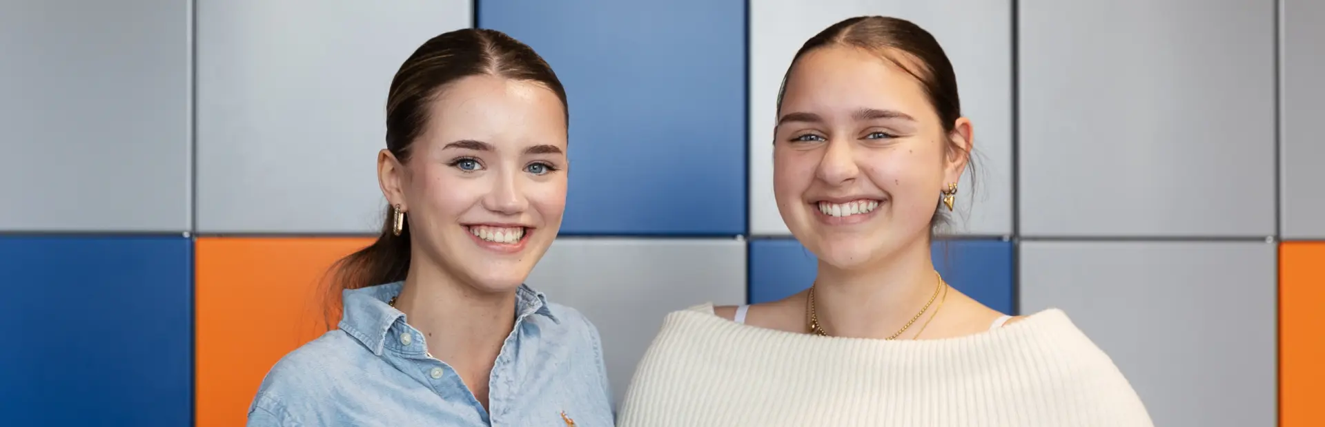 Twee lachende scholieren van Christelijk College de Noordgouw in Heerde